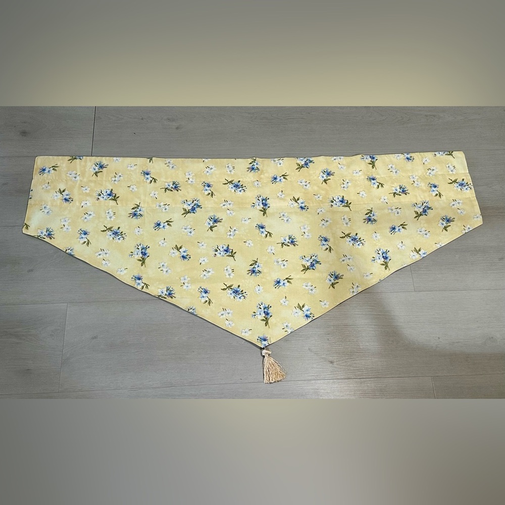 Waverly Triangle Valance with Tassel 52" X 23" 100% Cotton Blue Yellow Floral - Picture 2 of 5